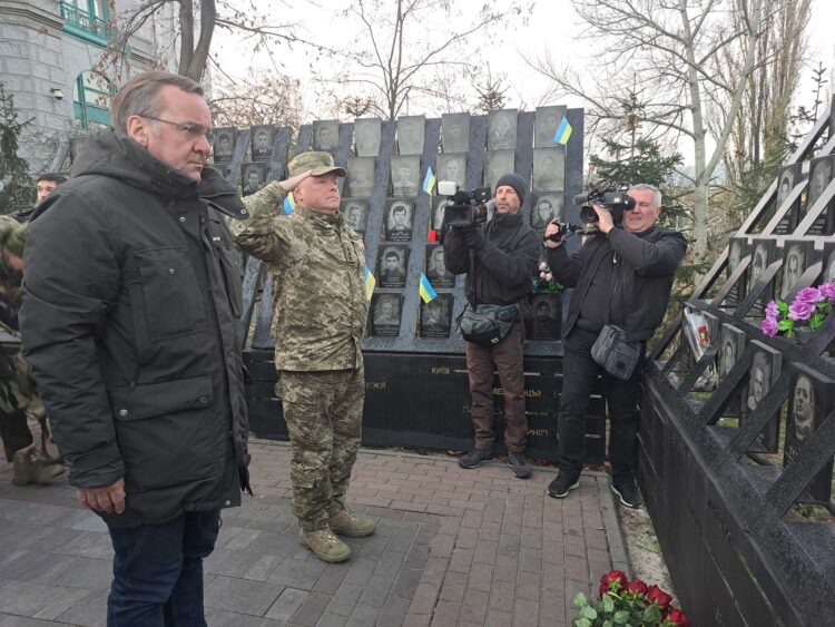 Boris Pistorius (L), Germany's Defence Minister, lays a bouquet of roses at the memorial to the demonstrators killed on the Maidan. Against the backdrop of increasing Russian airstrikes on cities and energy infrastructure in Ukraine, Pistorius has made an unannounced visit to Kiev. Photo: Andreas Stein/dpa