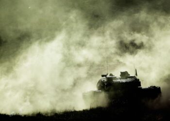 FILED - 02 October 2013, Lower Saxony, Bergen: A Leopard 2 main battle tank fires during Bundeswehr land operations exercise in Bergen. A retired German general and former NATO strategist has said he doesn't see a prospect for a negotiated peace in Russia's war against its neighbour Ukraine, and lamented what he called "unfortunate delays" in heavy weapons deliveries to Kiev. Photo: Peter Steffen/dpa