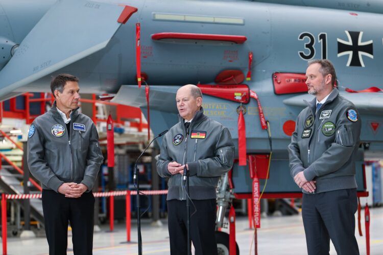 German Chancellor Olaf Scholz makes a statement during a visit to the Airbus military site in the final assembly hall of the Eurofighter combat aircraft. Photo: Daniel Löb/dpa