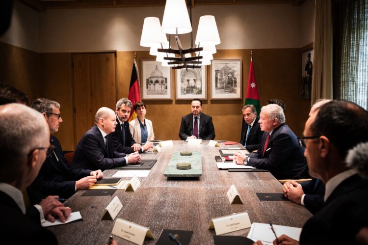 HANDOUT - 17 March 2024, Jordan, Akaba: Germany's Chancellor Olaf Scholz (L) speaks with Jordan's King Abdullah II (R) during their meeting. Photo: Sandra Steins/BPA/dpa