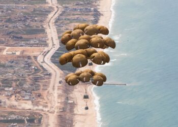 A C-130 Hercules transport aircraft of the German Air Force's "Rhein" bi-national squadron drops more than four tonnes of food on four pallets on parachutes over the Gaza Strip. Photo: Sherifa Kästner/Bundeswehr/dpa - ATTENTION: editorial use only in connection with the latest coverage and only if the credit mentioned above is referenced in full