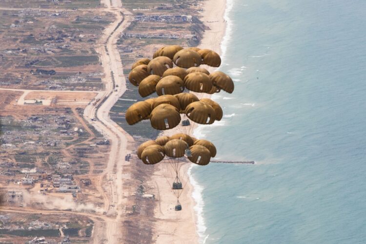 A C-130 Hercules transport aircraft of the German Air Force's "Rhein" bi-national squadron drops more than four tonnes of food on four pallets on parachutes over the Gaza Strip. Photo: Sherifa Kästner/Bundeswehr/dpa - ATTENTION: editorial use only in connection with the latest coverage and only if the credit mentioned above is referenced in full