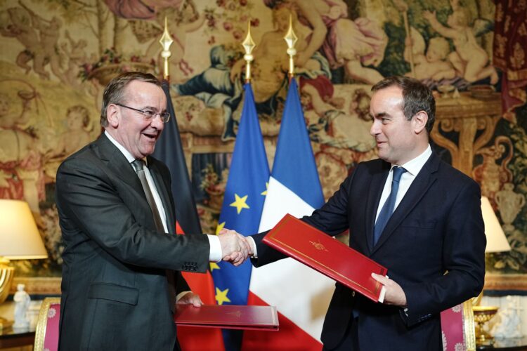 German Defense Minister Boris Pistorius (l.) and his French counterpart at the signing of the memorandum of understanding. Photo: Kay Nietfeld/dpa