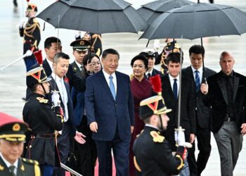 (240505) -- PARIS, May 5, 2024 (Xinhua) -- Chinese President Xi Jinping arrives in Paris for a state visit to France at the invitation of French President Emmanuel Macron, May 5, 2024. Xi was received by French Prime Minister Gabriel Attal at Paris Orly airport upon arrival. (Xinhua/Yan Yan)