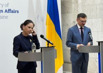 21 May 2024, Ukraine, Kiev: German Foreign Minister Annalena Baerbock (L) and her Ukrainian counterpart Dmytro Kuleba speaks during a press conference after their meeting. Photo: Jörg Blank/dpa