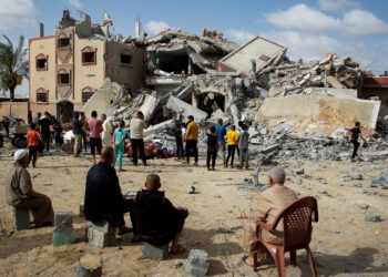 Palestinians look at the site of an Israeli strike on a house, amid the ongoing conflict between Israel and Hamas, in Rafah, in the southern Gaza Strip May 5, 2024. REUTERS/Hatem Khaled