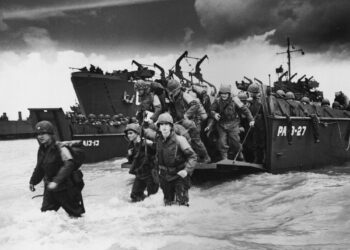 FRANCE - JUNE 01:  World War II. Normandy landings. American reinforcements landing from barges at Utah-Beach (Manche) to deploy towards Cherbourg, June 1944.  (Photo by Roger Viollet/Getty Images)