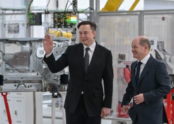 FILED - German Chancellor Olaf Scholz (r) met Tesla boss Elon Musk in person at the opening of the Tesla car factory in Grünheide in eastern Germany in 2022. Photo: Patrick Pleul/dpa-Zentralbild/dpa