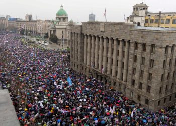 Students and anti-government demonstrators gather in front of the parliament building during a protest, which has become a national movement for change following the deadly November 2024 Novi Sad railway station roof collapse, in Belgrade, Serbia, March 15, 2025. REUTERS/Djordje Kojadinovic     TPX IMAGES OF THE DAY