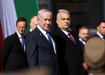 Israeli Prime Minister Benjamin Netanyahu and Hungarian Prime Minister Viktor Orban observe an honour guard during a welcoming ceremony at the Lion's Courtyard in Budapest, Hungary, April 3, 2025. REUTERS/Bernadett Szabo