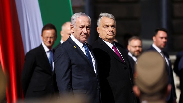 Israeli Prime Minister Benjamin Netanyahu and Hungarian Prime Minister Viktor Orban observe an honour guard during a welcoming ceremony at the Lion's Courtyard in Budapest, Hungary, April 3, 2025. REUTERS/Bernadett Szabo