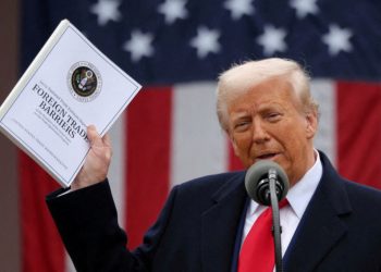 FILE PHOTO: U.S. President Donald Trump holds a "Foreign Trade Barriers" document as he delivers remarks on tariffs in the Rose Garden at the White House in Washington, D.C., U.S., April 2, 2025. REUTERS/Carlos Barria TPX IMAGES OF THE DAY/File Photo