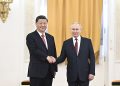 新华社照片，莫斯科，2023年3月21日
    习近平同俄罗斯总统普京举行会谈
    当地时间3月21日下午，国家主席习近平在莫斯科克里姆林宫同俄罗斯总统普京举行会谈。普京在乔治大厅为习近平举行隆重欢迎仪式。这是两国元首紧紧握手，合影留念。
    新华社记者 谢环驰 摄