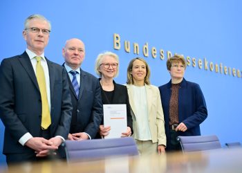 (L-R) Martin Werding, member of the German Council of Economic Experts, Achim Truger, member of the German Council of Economic Experts, Monika Schnitzer, Chairwoman of the German Council of Economic Experts, Ulrike Malmendier, member of the German Council of Economic Experts, and Veronika Grimm, member of the German Council of Economic Experts, stand during the presentation of the spring report of the German Council of Economic Experts at the Federal Press Conference. Photo: Sebastian Christoph Gollnow/dpa