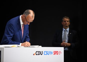 05 May 2025, Berlin: Christian Democratic Union (CDU) Chairman and candidate for Chancellor Friedrich Merz signs the coalition agreement between the CDU, Christian Social Union and Social Democratic Party. Photo: Bernd von Jutrczenka/dpa