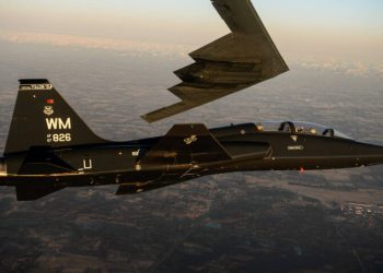 A T-38 Talon flies in formation with the B-2 Spirit of South Carolina during a training mission Feb. 20, 2014, over Whiteman Air Force Base, Mo. The B-2 Spirit is a multirole bomber capable of delivering both conventional and nuclear munitions. Copyright: xpiemagsx milflic16082021 7816 ACHTUNG AUFNAHMEDATUM GESCHÄTZT