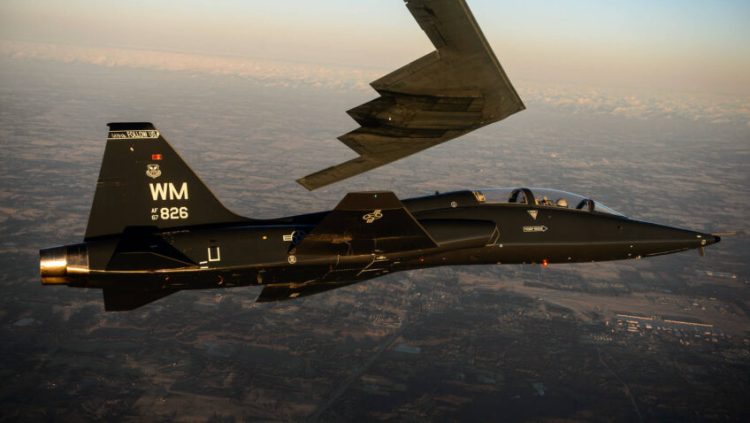 A T-38 Talon flies in formation with the B-2 Spirit of South Carolina during a training mission Feb. 20, 2014, over Whiteman Air Force Base, Mo. The B-2 Spirit is a multirole bomber capable of delivering both conventional and nuclear munitions. Copyright: xpiemagsx milflic16082021 7816 ACHTUNG AUFNAHMEDATUM GESCHÄTZT
