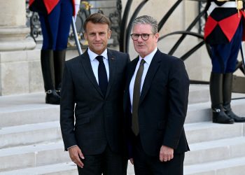 France's President Emmanuel Macron stands with Britain's Prime Minister Keir Starmer, as he arrives at the Elysee presidential palace for a meeting in Paris, France August 29, 2024. Justin Tallis/Pool via REUTERS