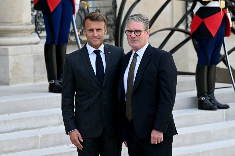 France's President Emmanuel Macron stands with Britain's Prime Minister Keir Starmer, as he arrives at the Elysee presidential palace for a meeting in Paris, France August 29, 2024. Justin Tallis/Pool via REUTERS