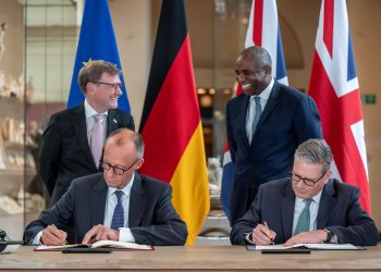 German Chancellor Friedrich Merz and UK Prime Minister Keir Starmer sign a new friendship treaty. Photo: Michael Kappeler/dpa