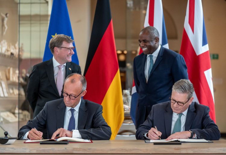 German Chancellor Friedrich Merz and UK Prime Minister Keir Starmer sign a new friendship treaty. Photo: Michael Kappeler/dpa
