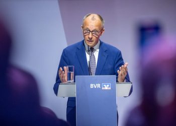 German Chancellor Friedrich Merz speaks at the Banking Conference of the Federal Association of Volksbanken and Raiffeisenbanken. Photo: Michael Kappeler/dpa