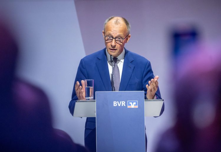 German Chancellor Friedrich Merz speaks at the Banking Conference of the Federal Association of Volksbanken and Raiffeisenbanken. Photo: Michael Kappeler/dpa