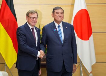 18 August 2025, Japan, Tokyo: German Foreign Minister Johann Wadephul (L) and Japan's Prime Minister Shigeru Ishiba (R) greet each other before their talks. Photo: Soeren Stache/dpa