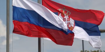 BELGRADE, SERBIA - JUNE 18. 2020: Russian and Serbian flags on display during Russian Foreign Minister Sergei Lavrov's visit to the Liberators of Belgrade Memorial. Valery Sharifulin/TASS,Image: 533095429, License: Rights-managed, Restrictions: UWAGA! Zdjęcia zawierają oryginalny opis dostawcy (ITAR-TASS). Szczególnie w związku z agresją Rosji na Ukrainę mogą zawierać przekaz niezgodny z faktami. Zweryfikuj go przed publikacją, Model Release: no, Credit line: Valery Sharifulin / TASS / Forum
