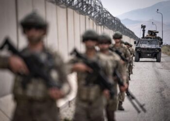 Türkiye-?ran s?n?r?n?n A?r? bölümünde "vatan nöbeti" tutan Mehmetçik, elektro-optik kuleler, gece görü?lü termal kameralar, ayd?nlatma sistemi ile sismik sensörlerle donat?lan güvenlik duvar?n? gözetim alt?na alarak yasa d??? geçi?lerin önüne geçiyor. S?n?r?n s?f?r noktas?nda yer alan ?ehit Piyade Çavu? Bekir Kurt Hudut Tak?m Karakolu ve s?n?r hatt?ndaki di?er karakollarda görevli Türk Silahl? Kuvvetleri personeli, 7 gün 24 saat esas?na göre sorumluluk alan?ndaki bölgeleri sürekli gözetim alt?nda tutuyor. ( Hilmi Tunahan Karakaya - Anadolu Ajans? )