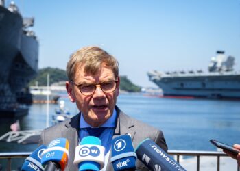 Foreign Minister Johann Wadephul makes a statement at the base of the US 7th Fleet. Photo: Soeren Stache/dpa
