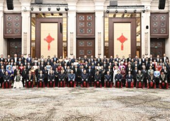 (250923) -- URUMQI, Sept. 23, 2025 (Xinhua) -- Chinese President Xi Jinping, also general secretary of the Communist Party of China Central Committee and chairman of the Central Military Commission, poses for a group photo while meeting with representatives from all ethnic groups and all walks of life in northwest China's Xinjiang Uygur Autonomous Region, in Urumqi, the regional capital, Sept. 23, 2025. (Xinhua/Yan Yan)