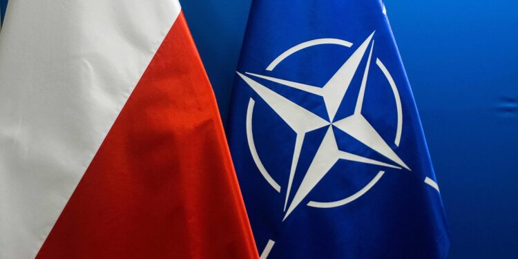 Warszawa, 30.08.2019. Flagi Polski i NATO w siedzibie Ministerstwa Obrony Narodowej, 30 bm. w Warszawie. (al/doro) PAP/Andrzej Lange