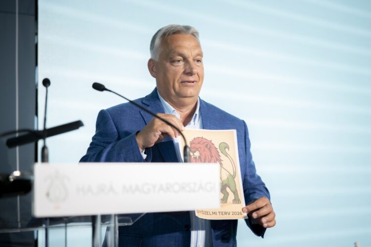 Kötcse, 2025. szeptember 7.
A Miniszterelnöki Kommunikációs Fõosztály által közreadott képen Orbán Viktor miniszterelnök, a Fidesz elnöke beszédet mond a Polgári Magyarországért Alapítvány rendezvényén, a Polgári Pikniken a kötcsei Dobozy-kúriában 2025. szeptember 7-én.
MTI/Miniszterelnöki Kommunikációs Fõosztály/Fischer Zoltán