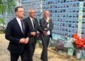 01 September 2025, Ukraine, Kiev: Jens Spahn (L), CDU/CSU parliamentary group leader, and Matthias Miersch (R), SPD parliamentary group leader, together with Martin Jaeger, German ambassador to Ukraine, commemorate the Ukrainian soldiers killed on St. Michael's Square during their visit to the Ukrainian capital. Spahn and Miersch are on a joint solidarity visit to Ukraine. Photo: Michael Fischer/dpa