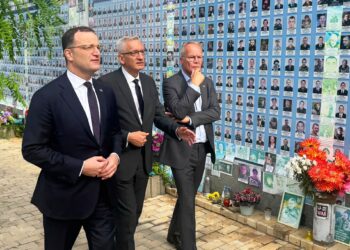 01 September 2025, Ukraine, Kiev: Jens Spahn (L), CDU/CSU parliamentary group leader, and Matthias Miersch (R), SPD parliamentary group leader, together with Martin Jaeger, German ambassador to Ukraine, commemorate the Ukrainian soldiers killed on St. Michael's Square during their visit to the Ukrainian capital. Spahn and Miersch are on a joint solidarity visit to Ukraine. Photo: Michael Fischer/dpa