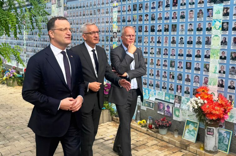 01 September 2025, Ukraine, Kiev: Jens Spahn (L), CDU/CSU parliamentary group leader, and Matthias Miersch (R), SPD parliamentary group leader, together with Martin Jaeger, German ambassador to Ukraine, commemorate the Ukrainian soldiers killed on St. Michael's Square during their visit to the Ukrainian capital. Spahn and Miersch are on a joint solidarity visit to Ukraine. Photo: Michael Fischer/dpa