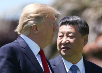 U.S. President Donald Trump (L) and China's President Xi Jinping walk along the front patio of the Mar-a-Lago estate after a bilateral meeting in Palm Beach, Florida, U.S., April 7, 2017. REUTERS/Carlos Barria