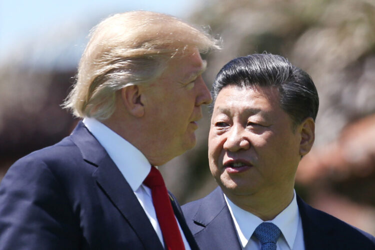 U.S. President Donald Trump (L) and China's President Xi Jinping walk along the front patio of the Mar-a-Lago estate after a bilateral meeting in Palm Beach, Florida, U.S., April 7, 2017. REUTERS/Carlos Barria