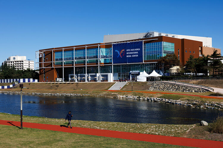 The media center for the Asia-Pacific Economic Cooperation (APEC) in Gyeongju, South Korea, on Tuesday, Oct. 28, 2025. US President Donald Trump and Chinese President Xi Jinping will meet on Thursday on the sidelines of the APEC summit, the White House announced, as the leaders of the world's two largest economies look to deescalate a simmering trade war. Photographer: SeongJoon Cho/Bloomberg