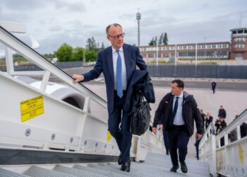 FILED - Federal Chancellor Friedrich Merz climbs into an airplane. Photo: Michael Kappeler/dpa