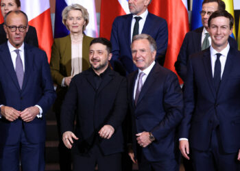 German Chancellor Friedrich Merz, European Commission President Ursula von der Leyen, Ukraine's President Volodymyr Zelenskiy, U.S. Special Envoy Steve Witkoff and Jared Kushner, son-in-law of U.S. President Donald Trump line up for a family photo opportunity at the Chancellery in Berlin, Germany, December 15, 2025.    REUTERS/Lisi Niesner/Pool