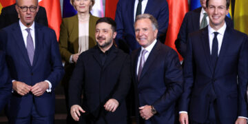 German Chancellor Friedrich Merz, European Commission President Ursula von der Leyen, Ukraine's President Volodymyr Zelenskiy, U.S. Special Envoy Steve Witkoff and Jared Kushner, son-in-law of U.S. President Donald Trump line up for a family photo opportunity at the Chancellery in Berlin, Germany, December 15, 2025. REUTERS/Lisi Niesner/Pool