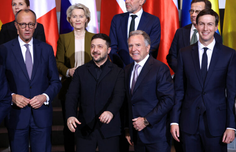 German Chancellor Friedrich Merz, European Commission President Ursula von der Leyen, Ukraine's President Volodymyr Zelenskiy, U.S. Special Envoy Steve Witkoff and Jared Kushner, son-in-law of U.S. President Donald Trump line up for a family photo opportunity at the Chancellery in Berlin, Germany, December 15, 2025. REUTERS/Lisi Niesner/Pool