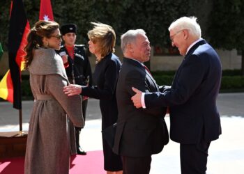 German President Frank-Walter Steinmeier (R) and his wife Elke Buedenbender (2nd L) are welcomed at Al-Husseiniya Palace by King Abdullah II (2nd R) and Queen Rania of Jordan. Photo: Markus Lenhardt/dpa