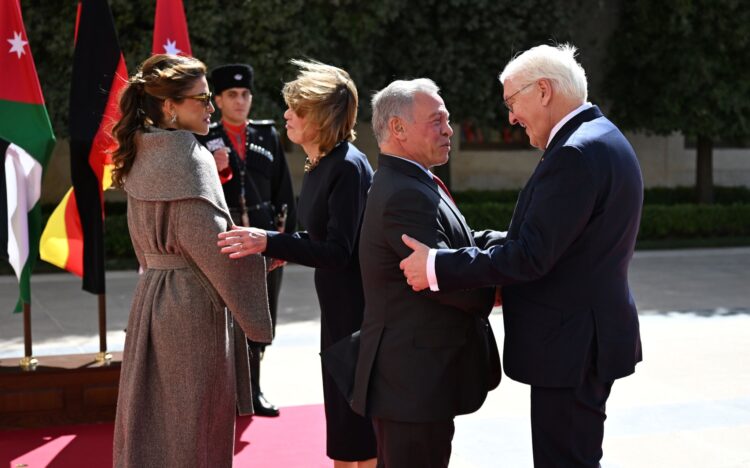 German President Frank-Walter Steinmeier (R) and his wife Elke Buedenbender (2nd L) are welcomed at Al-Husseiniya Palace by King Abdullah II (2nd R) and Queen Rania of Jordan. Photo: Markus Lenhardt/dpa