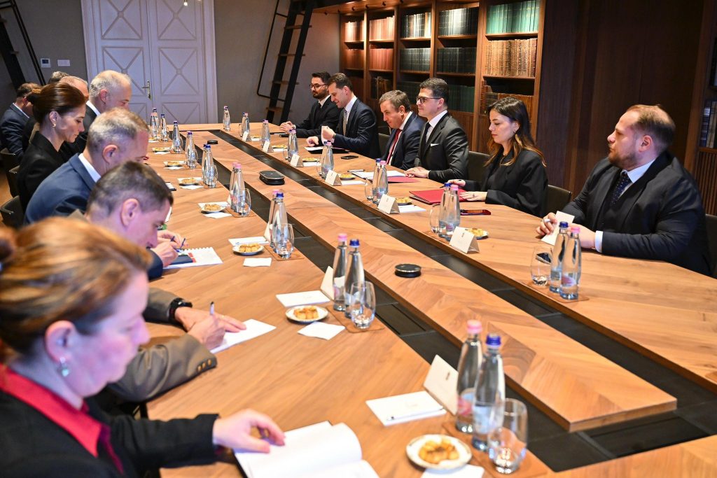 Vengu  Shqipëria dhe Hungaria shkëmbejnë atashe ushtarakë brenda vitit