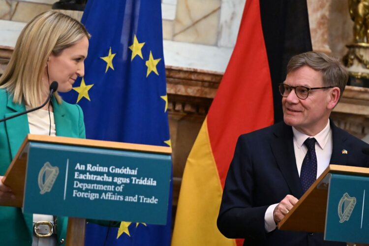 German Minister for Foreign Affairs Johann Wadephul (R) and his Irish counterpart Helen McEntee speak during a press conference after their meeting. Photo: Lilli Förter/dpa