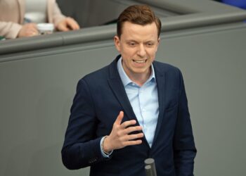 ARCHIV - Adis Ahmetovic (SPD) spricht im Bundestag.  (zu dpa: «SPD-Außenexperte: Vorschlag zu Schröder prüfen») Foto: Jonathan Penschek/dpa