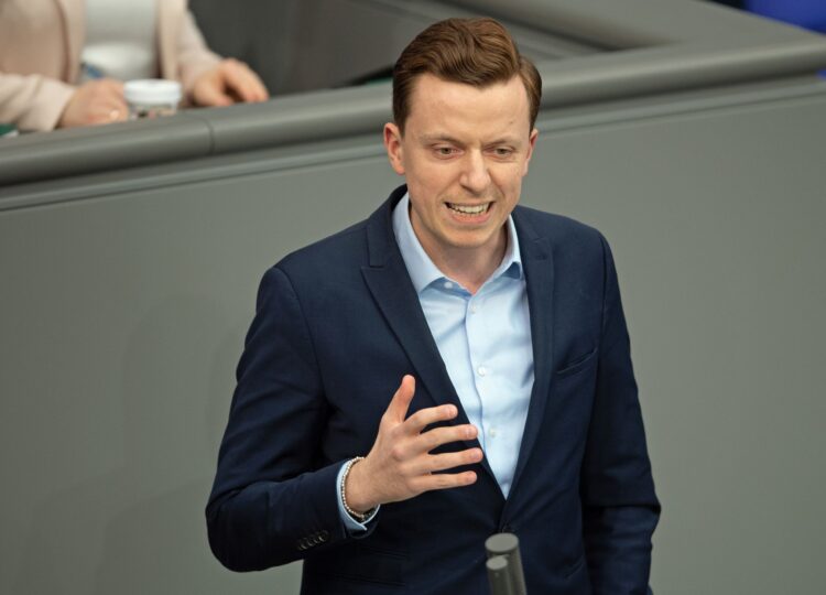 ARCHIV - Adis Ahmetovic (SPD) spricht im Bundestag.  (zu dpa: «SPD-Außenexperte: Vorschlag zu Schröder prüfen») Foto: Jonathan Penschek/dpa